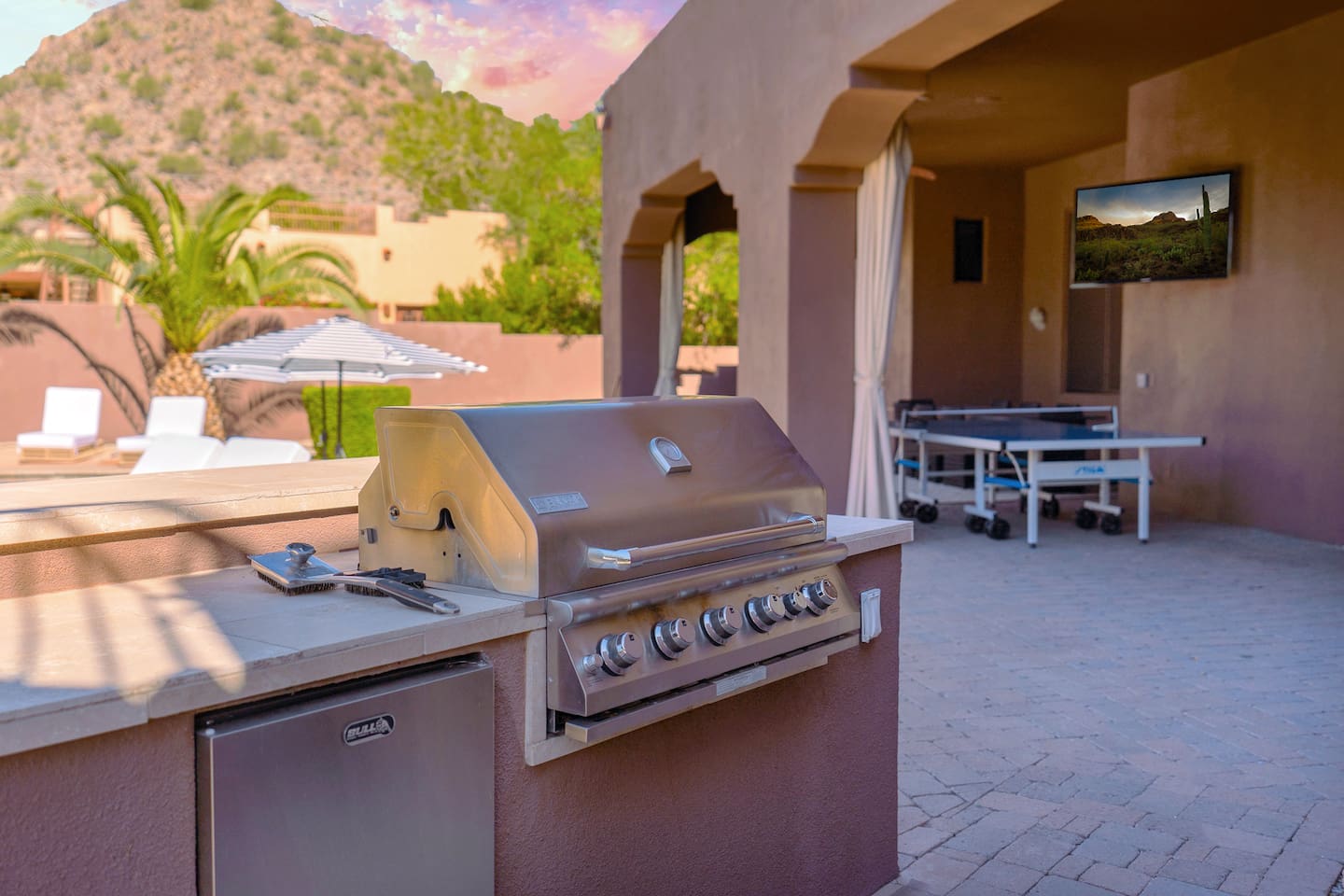 Mountain views while you BBQ in the backyard, yes!
