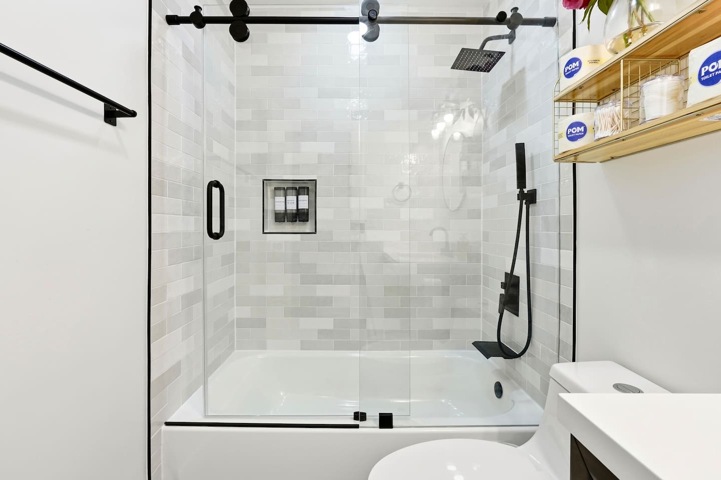 Main Level Cozy Shared Full Bathroom.