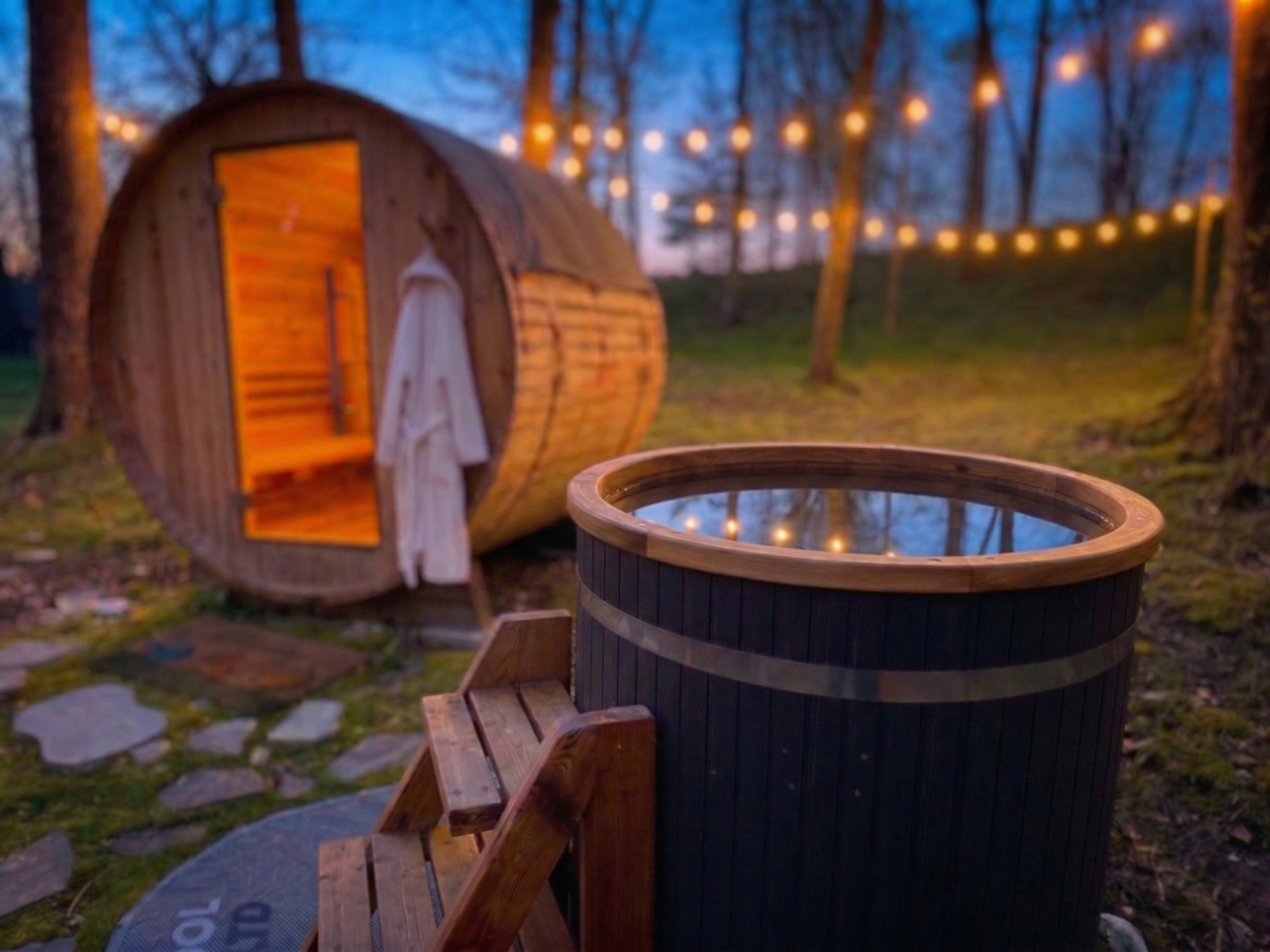 Step out of our traditional barrel sauna and take a refreshing dip in the matching cedar cold plunge with chiller