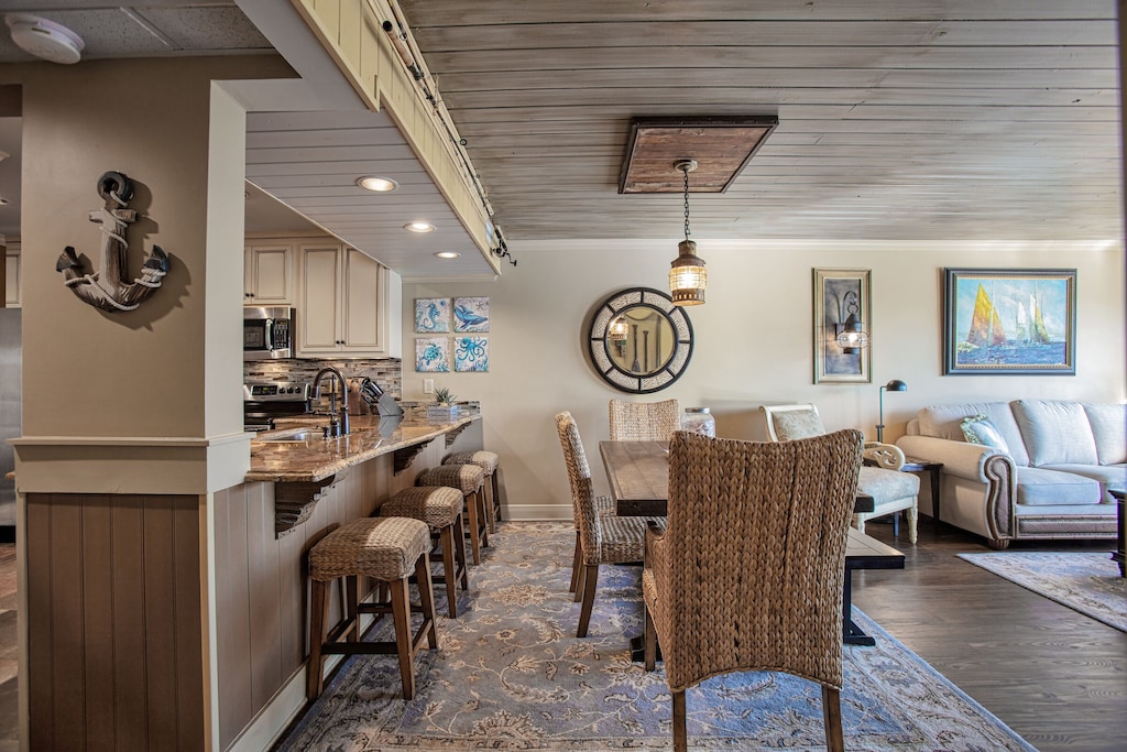 Dining & bar