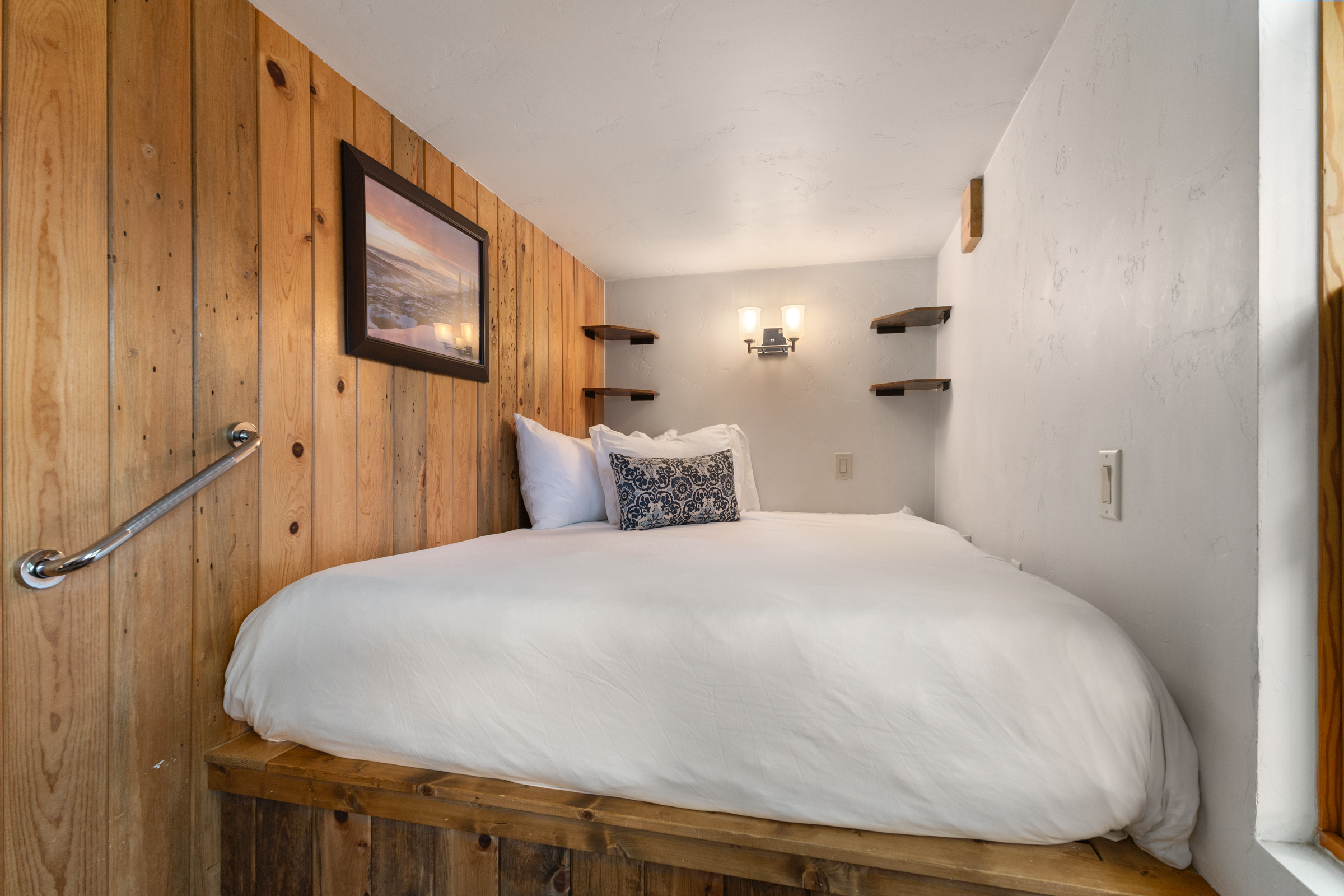 Bedroom 1 | Queensize Bed