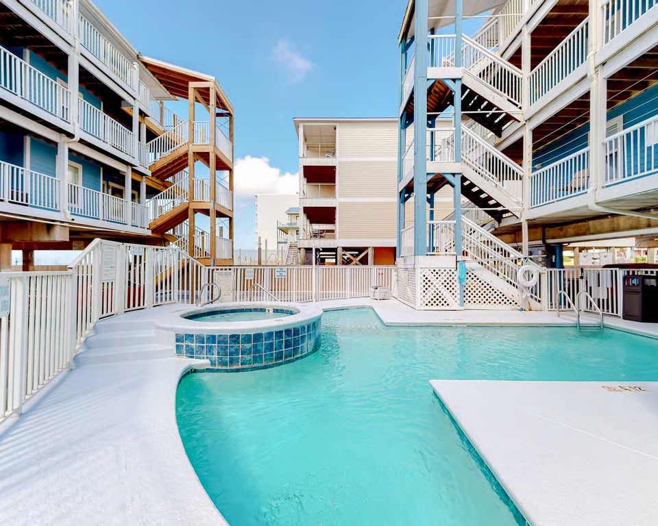 Pool w/Hot Tub & Kiddie Pool
