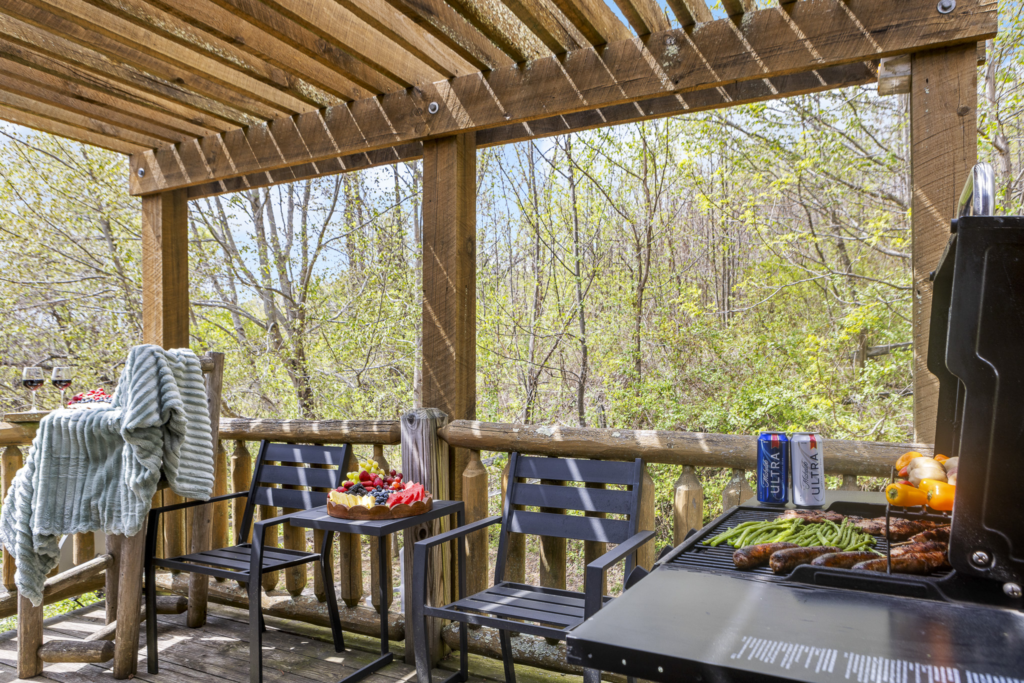 Outdoor Oasis: Savor grilled delights on the spacious deck, surrounded by nature's beauty!