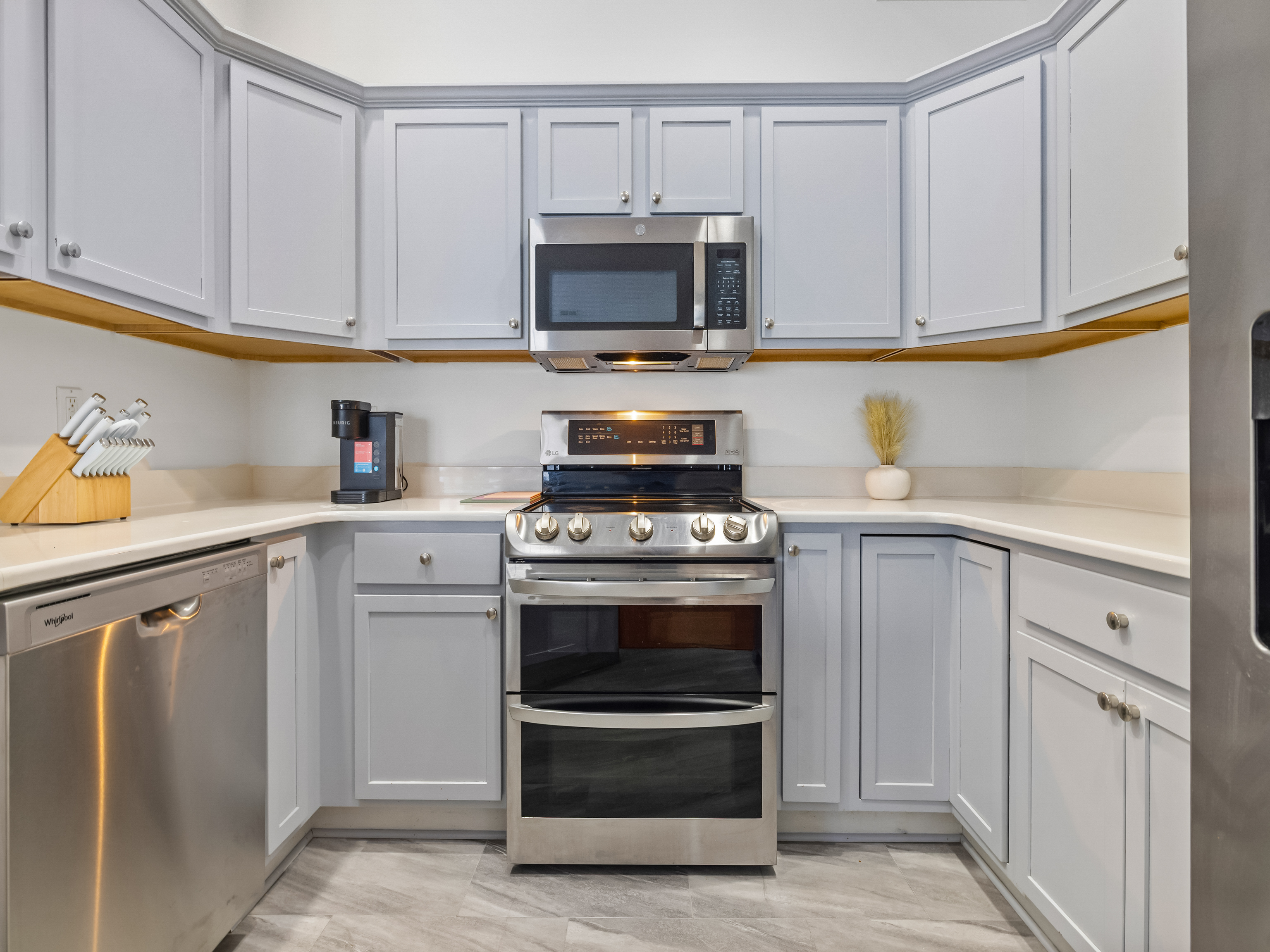 Fully equipped for effortless stay-in meals.
You’ll find everything you need — cookware, dishes, glassware, utensils, and the everyday essentials that make breakfasts, snacks, and family dinners feel easy. Just bring your ingredients and settle in.