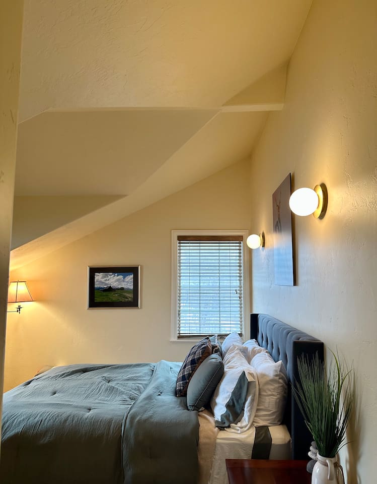 2nd bedroom (Queen) 
