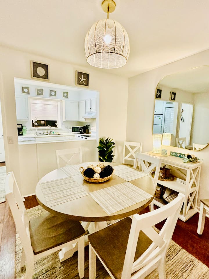 Round dining table