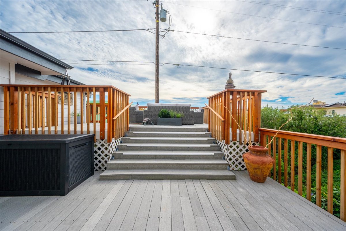viewing deck with comfortable seating