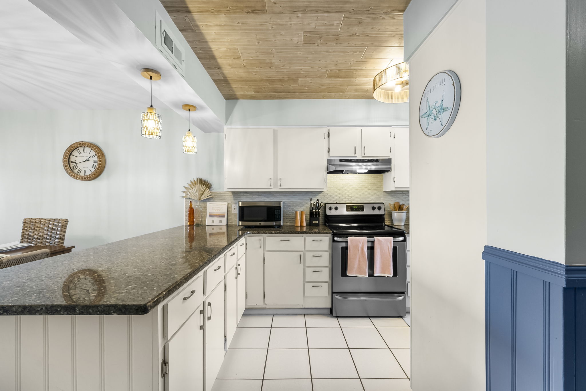 Making your reservation here offers a fully stocked kitchen w/ crockpot, coffee pot and keurig, pots, pans, baking sheets, lemon squeezer, and more.