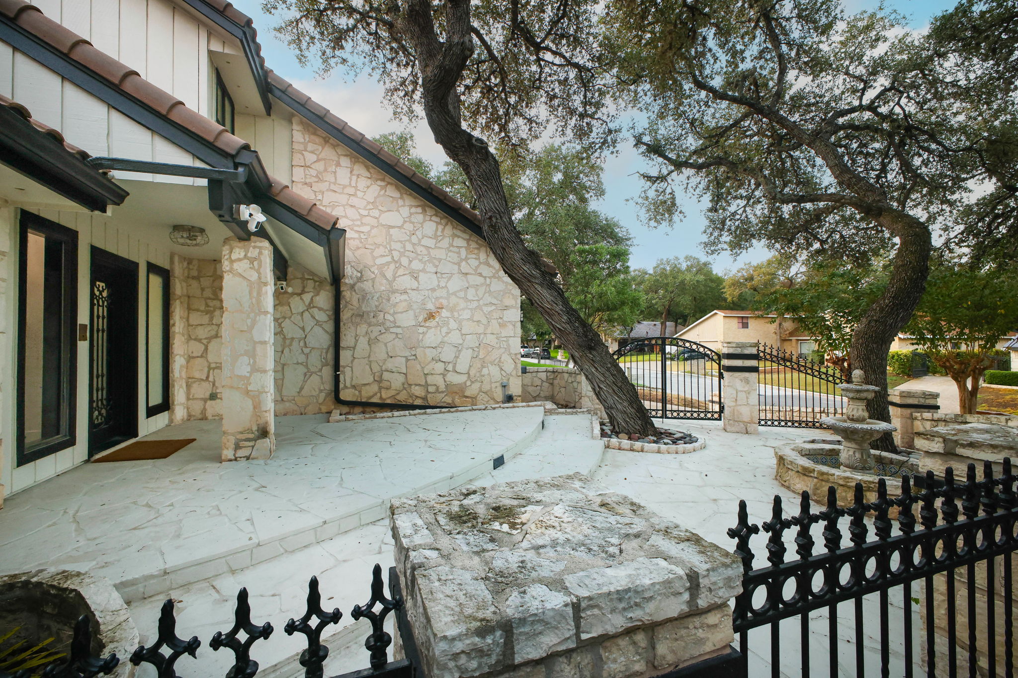 Arrive in style at the Comfy Coyote’s front door, where a warm welcome and Southwest charm await.