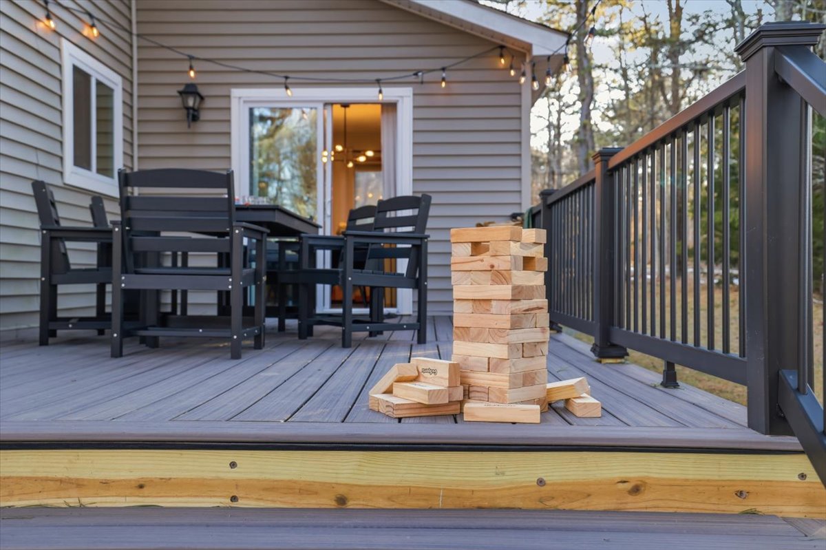 Giant Jenga, fresh air and good company! The simplest ingredients for an unforgettable afternoon