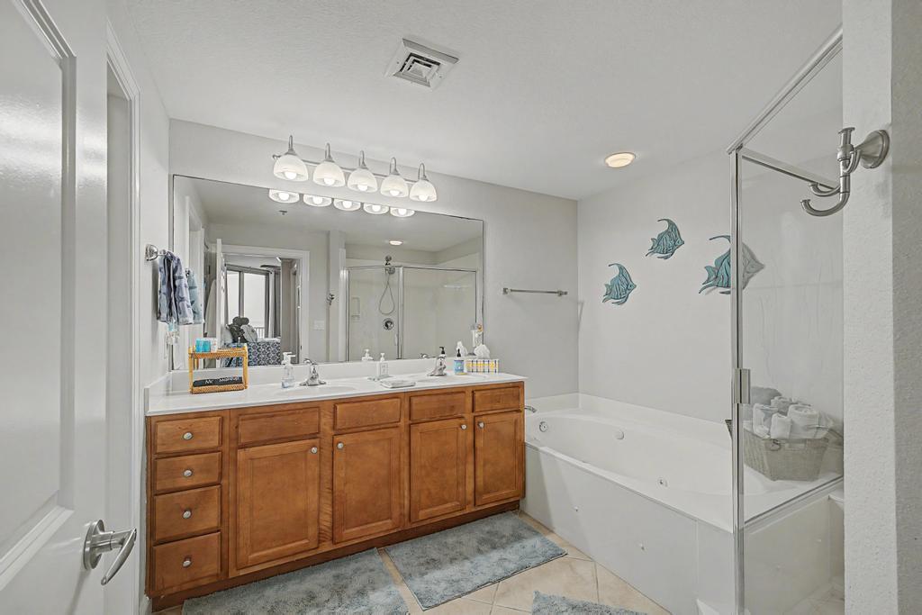 Master bathroom, double sink, separate WC for privacy