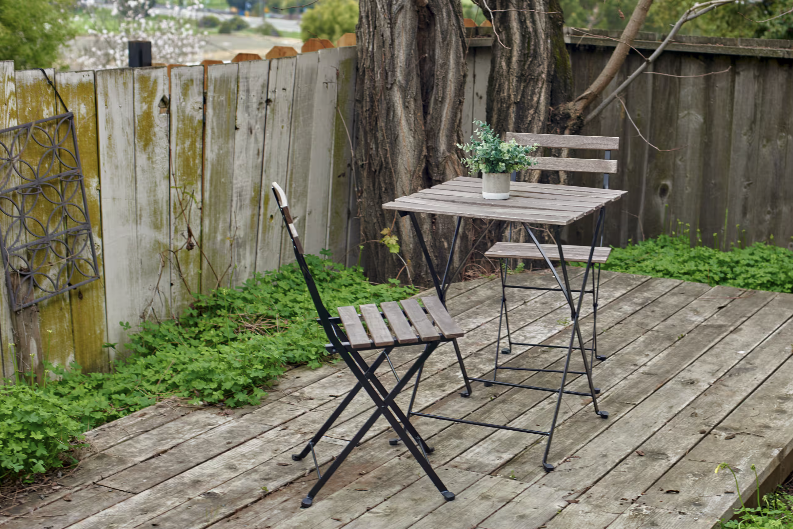 Side deck with fence enclosure
