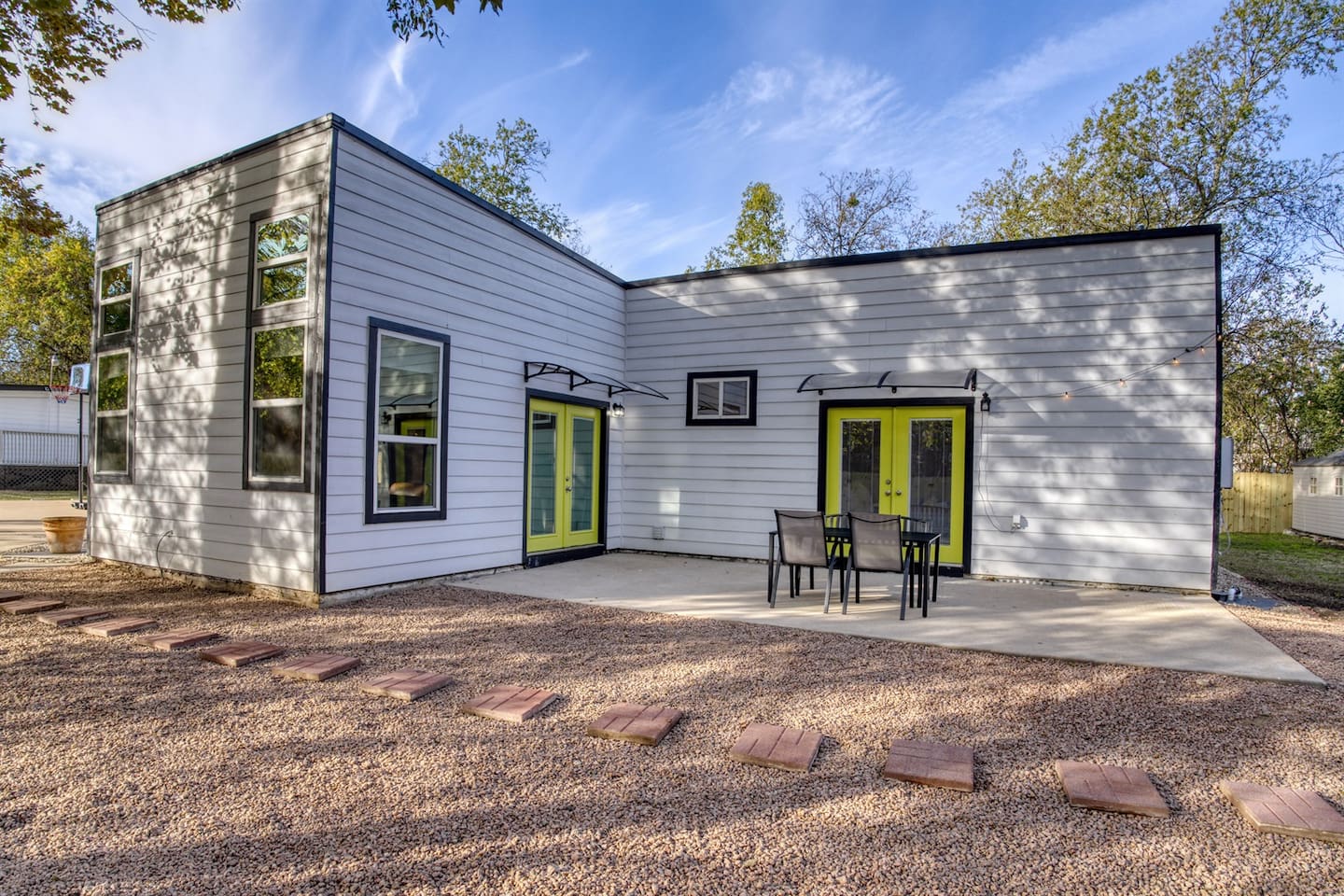 Middle Home: Relax & Unwind in Your Private Backyard Oasis 