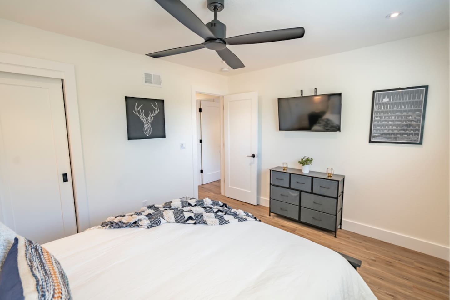 Bedroom 2 - Queen Bed