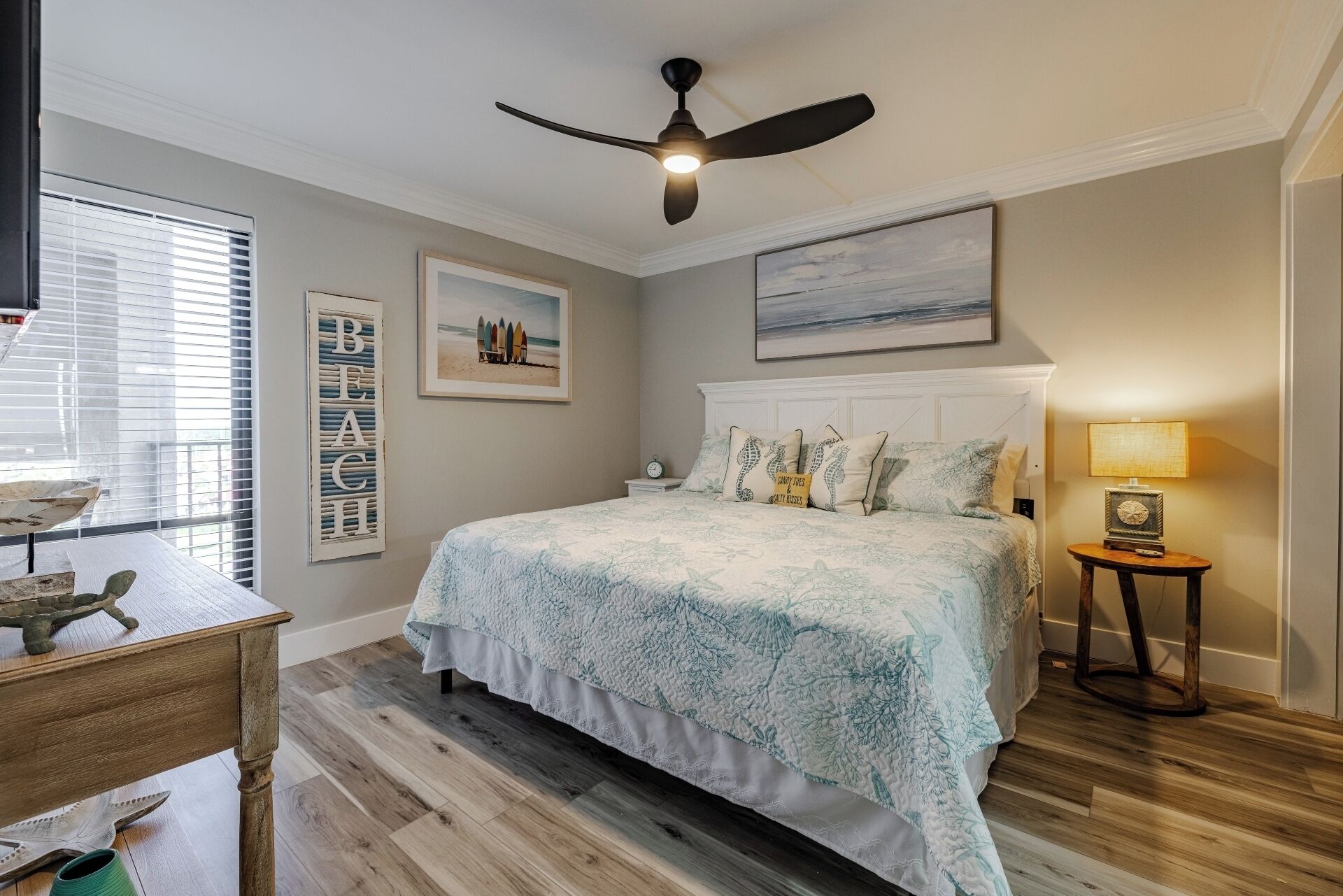 Guest bedroom with king bed, ceiling fan, smart TV and direct access to the second bathroom