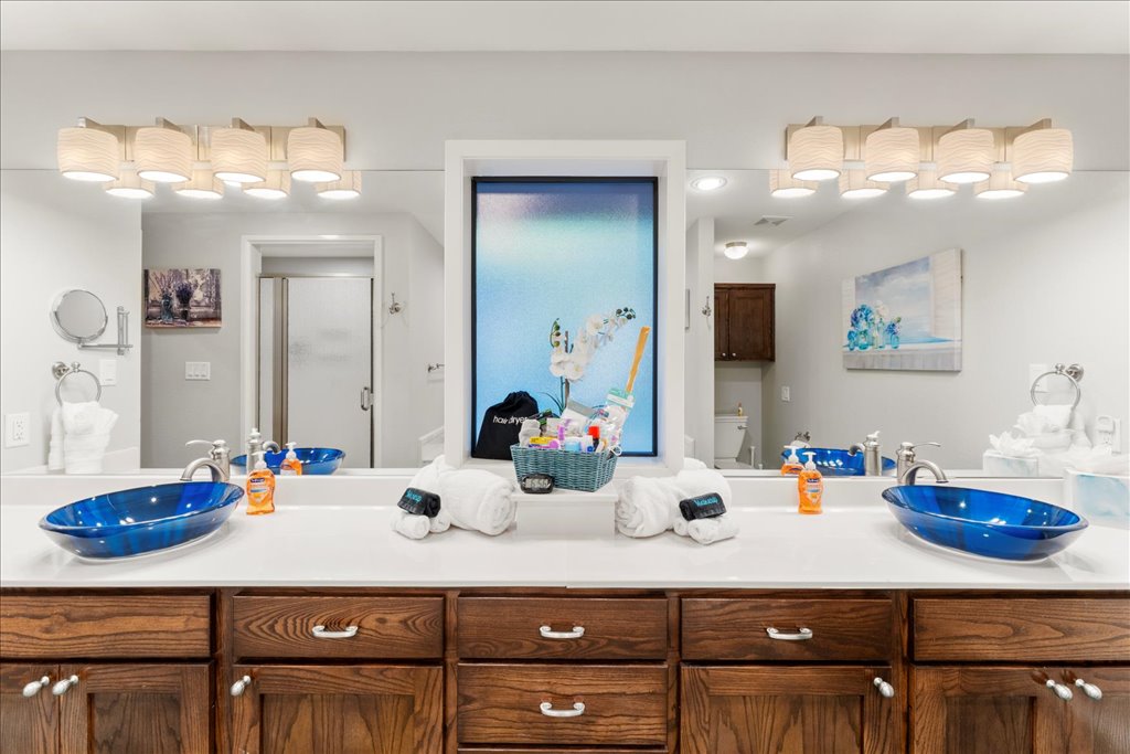 The private bathroom in King Suite 1 features two separate sinks—perfect for couples or guests who like their own space—and a large mirror to get ready or sneak in a quick outfit check. Spacio