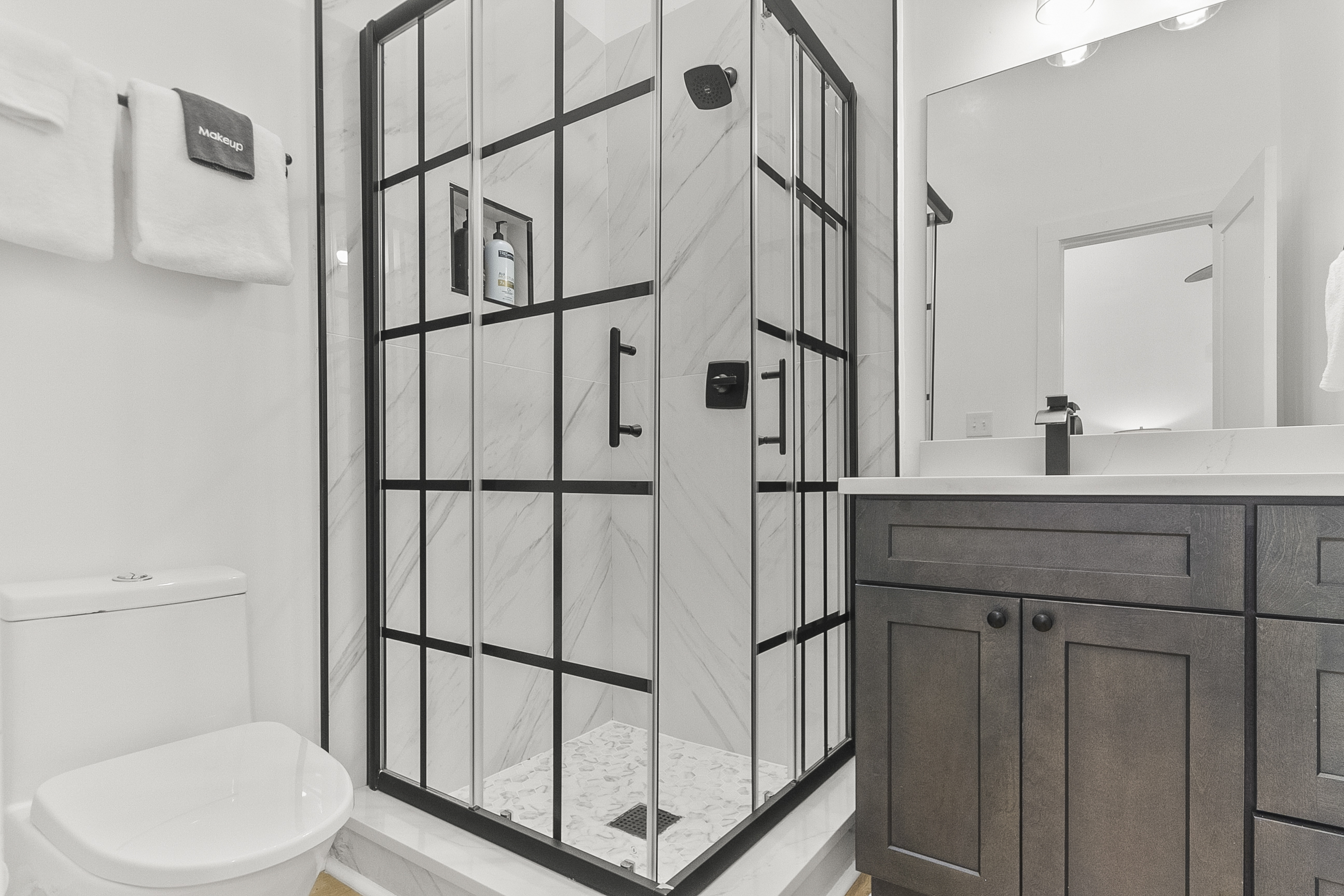King Bathroom 1