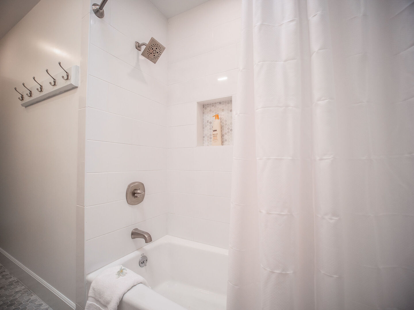 Guest bathroom tub/shower