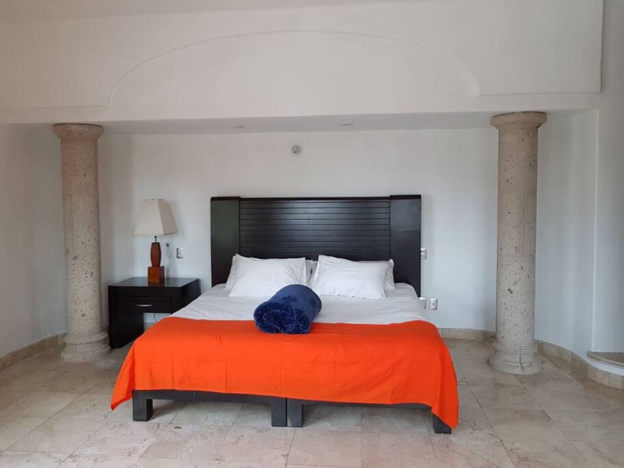 Suite 4 (1st Flr) - Bathroom King Bed 
