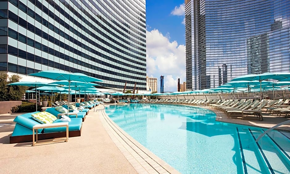 Soak up the Vegas sun at Vdara’s grand pool and hot tub 🏊