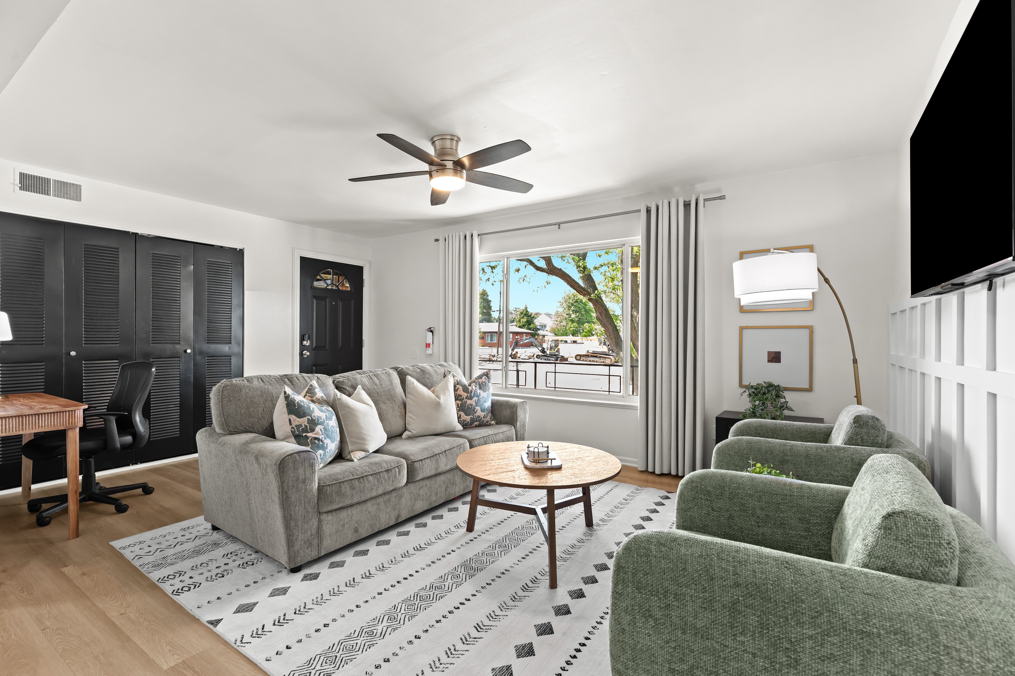 Open-concept layout combining comfort and functionality—ideal for both relaxing and entertaining.