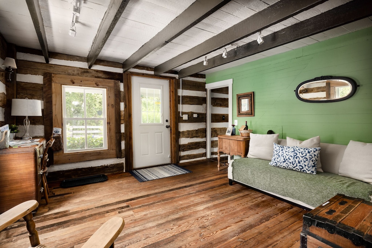 Welcome! This comfortable entry room/yoga room/office welcomes you on arrival