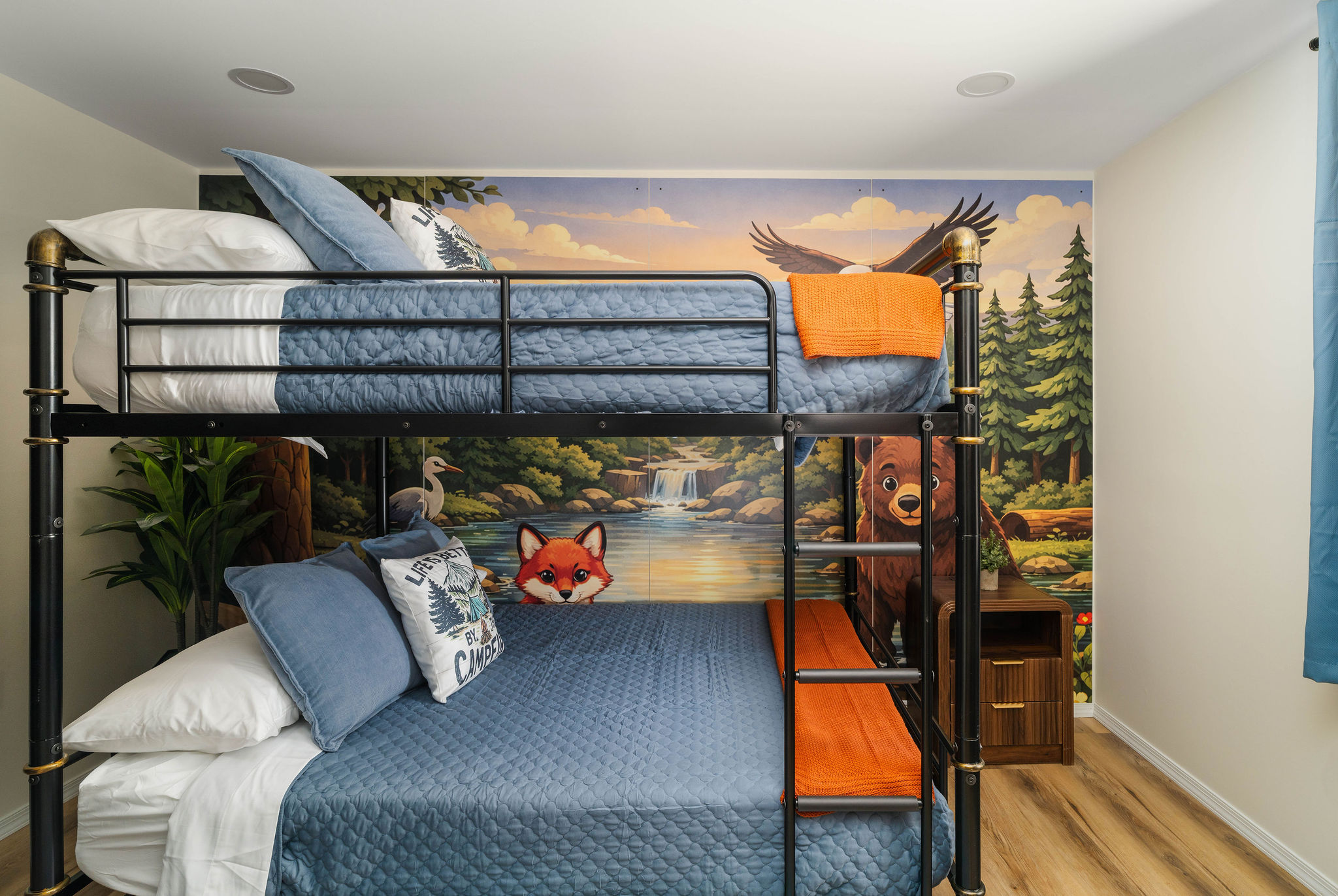 🛌 Bunk room, second angle — sleeps four of the younger crew.