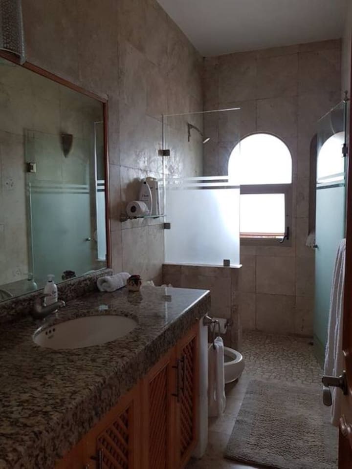 Suite 4 (1st Flr) - Bathroom 