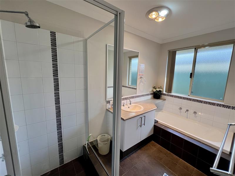 Main bathroom with spacious bath & walk in shower