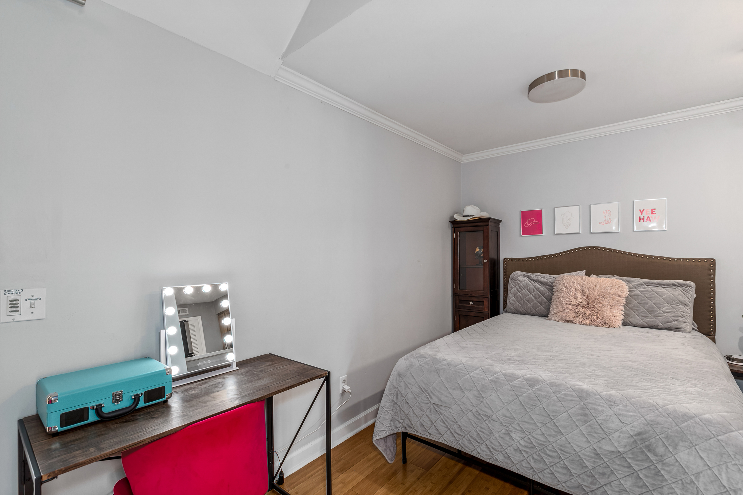 common space queen bed