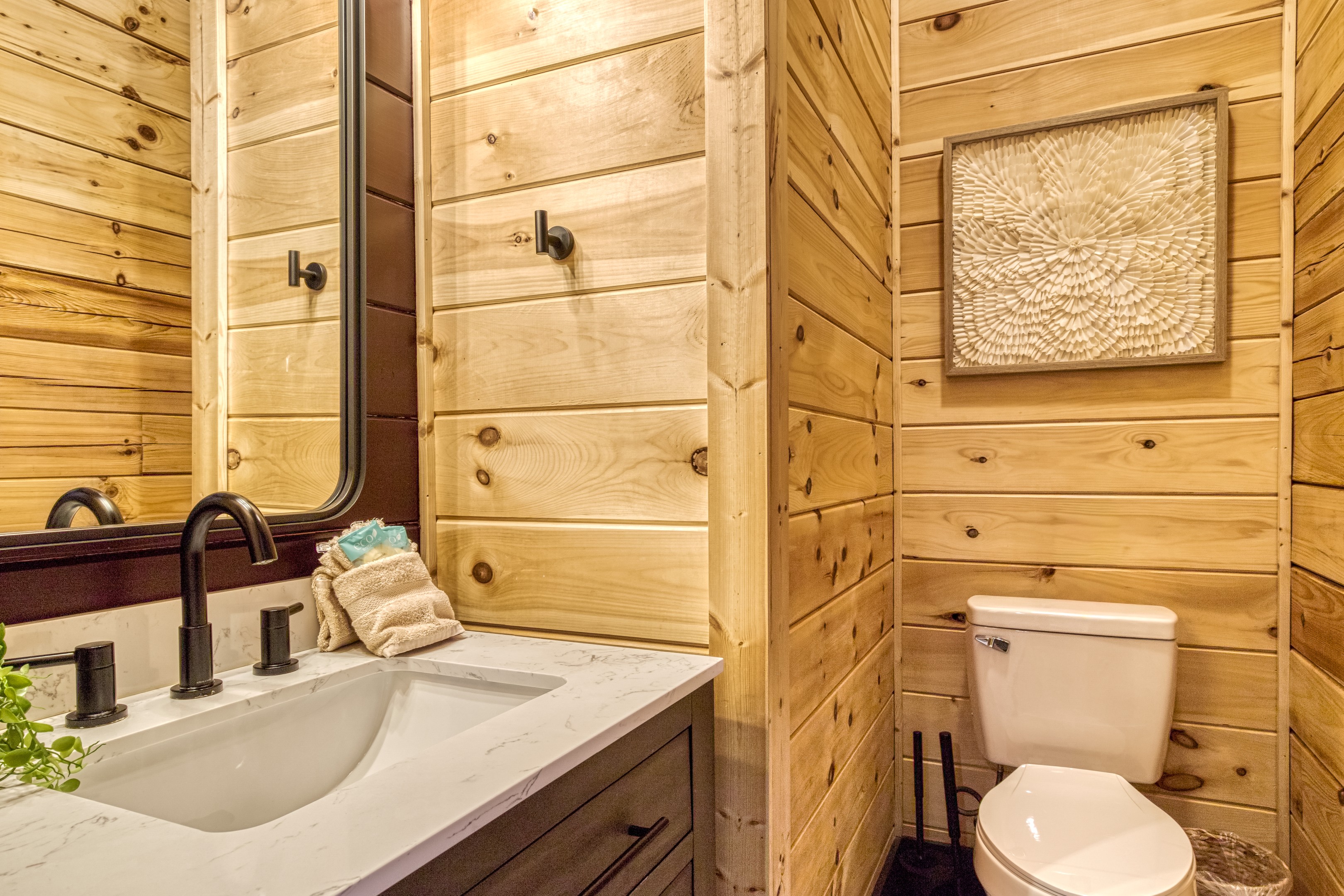 Second half-bathroom near the entrance