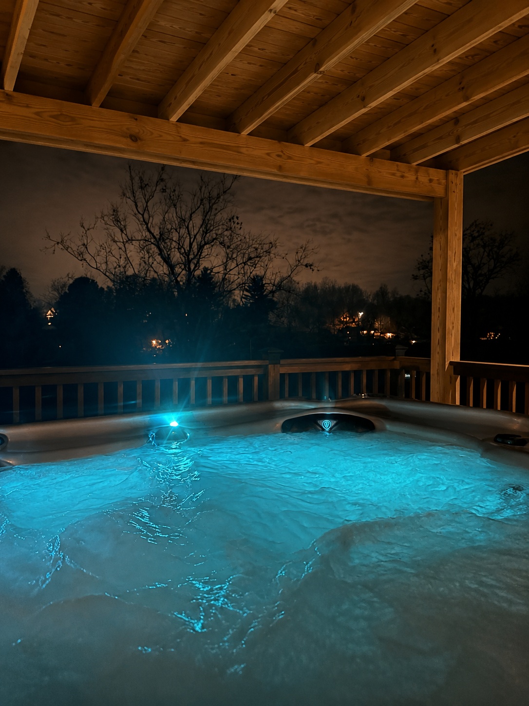 Hot Tub with Lake views and quiet setting!!