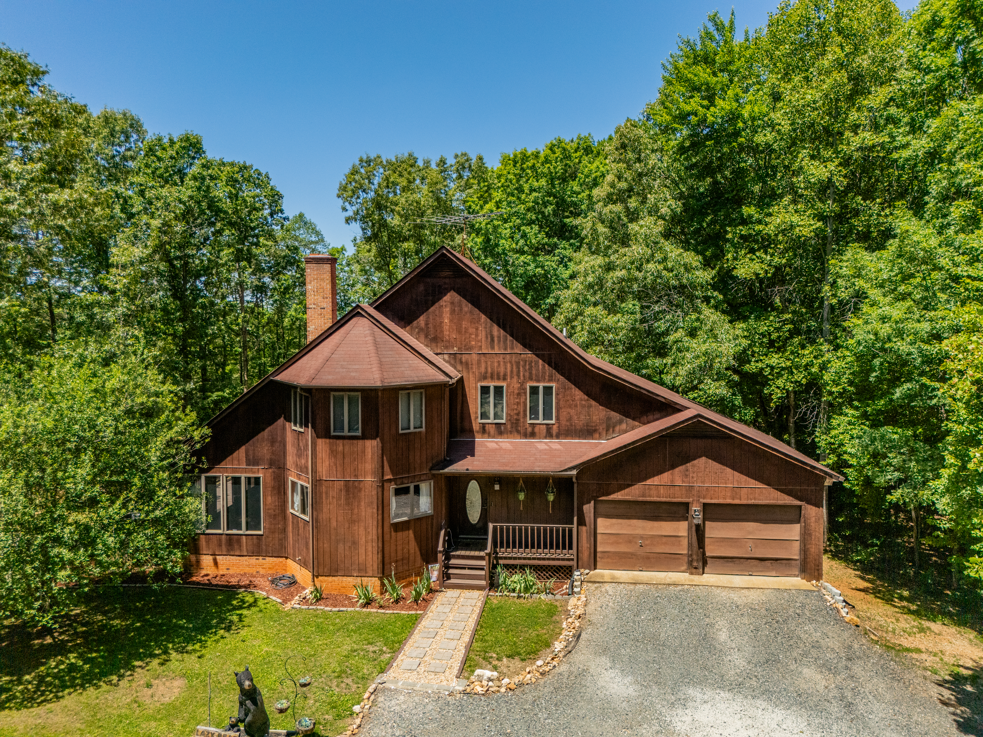 Charming Retreat: Nestled in nature, this rustic gem offers modern comforts and peaceful surroundings!