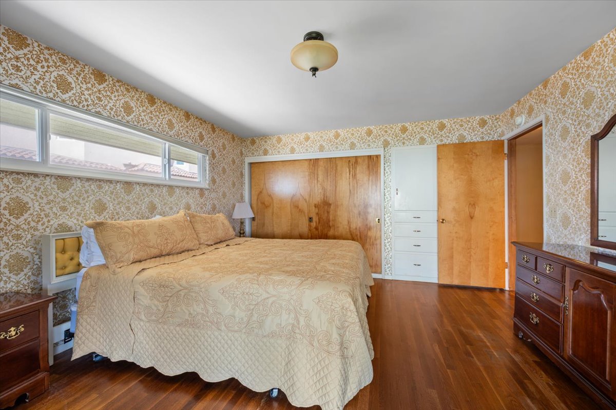 Bedroom 1 - King Bed