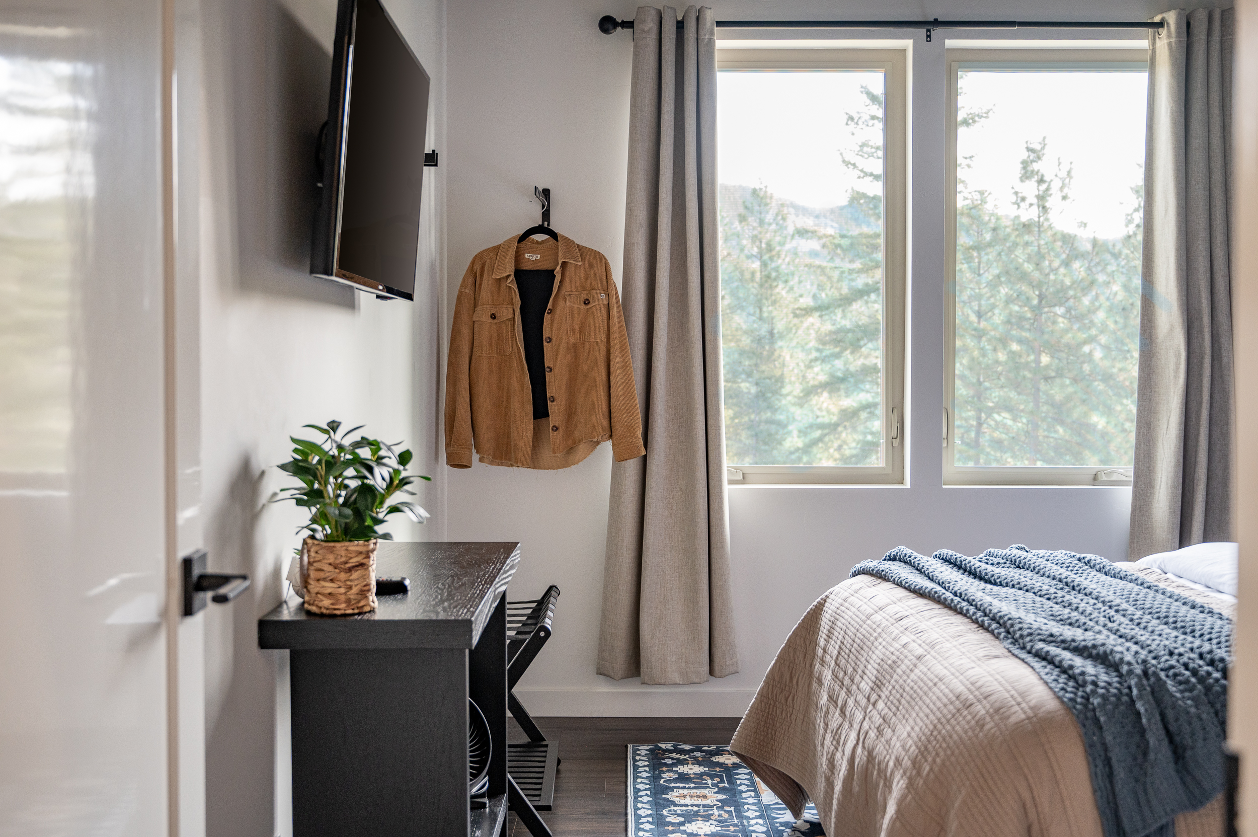 Bedroom #1 of 2: Queen bed, mountain views, Smart TV