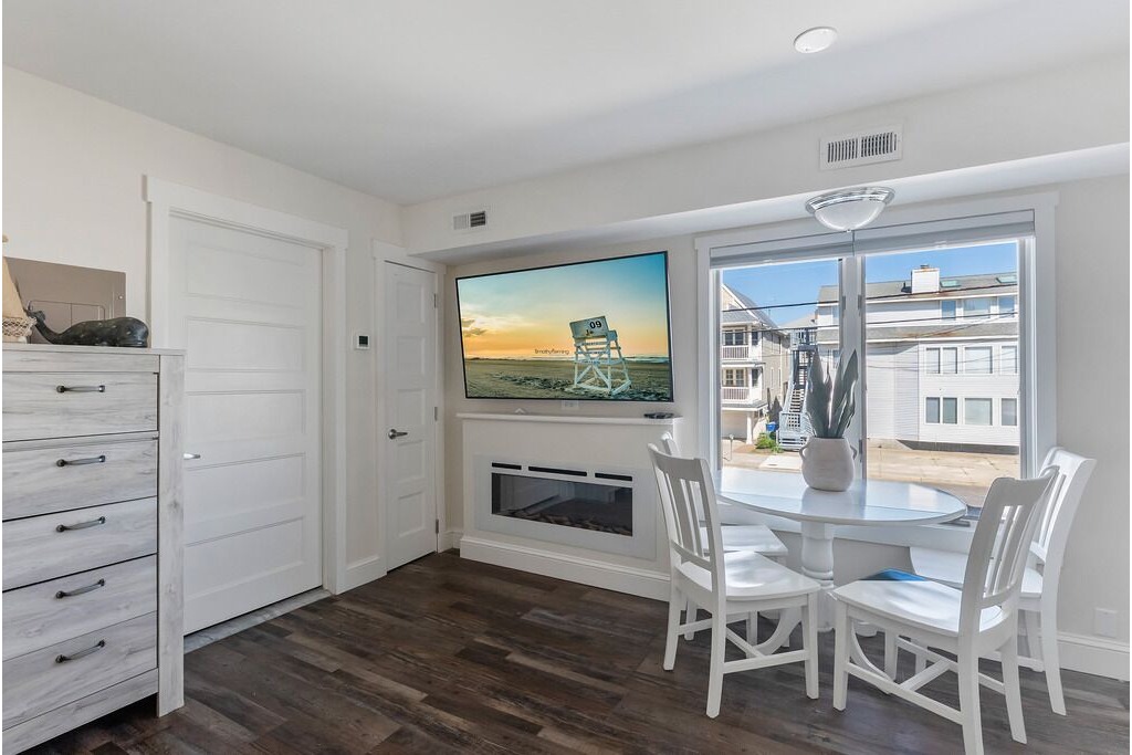 Flatscreen TV and dining area which can seat four