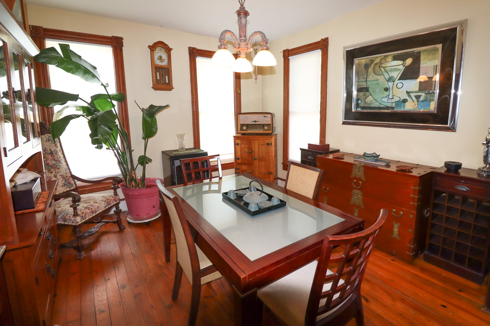 Full dining room setup, complete with everything a chef would need — dishes, serving platters, and napkins all ready to go.