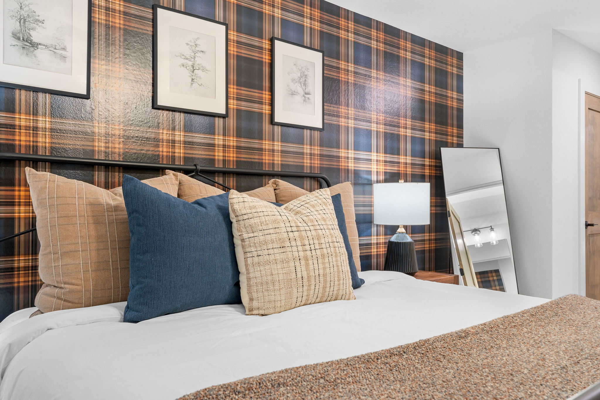 Inviting bedroom details with cozy textures and thoughtful styling.