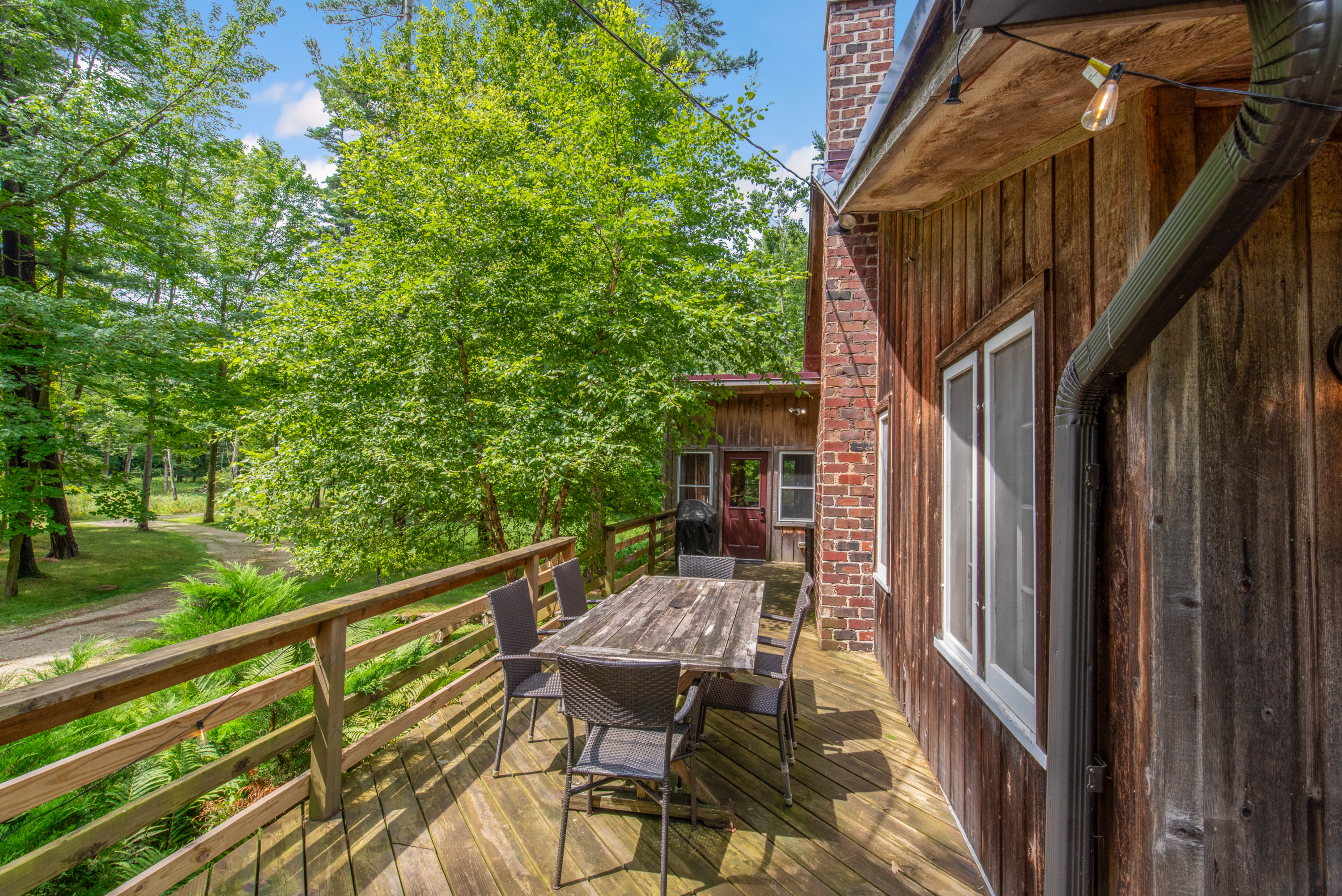 Several dining al fresco options available.