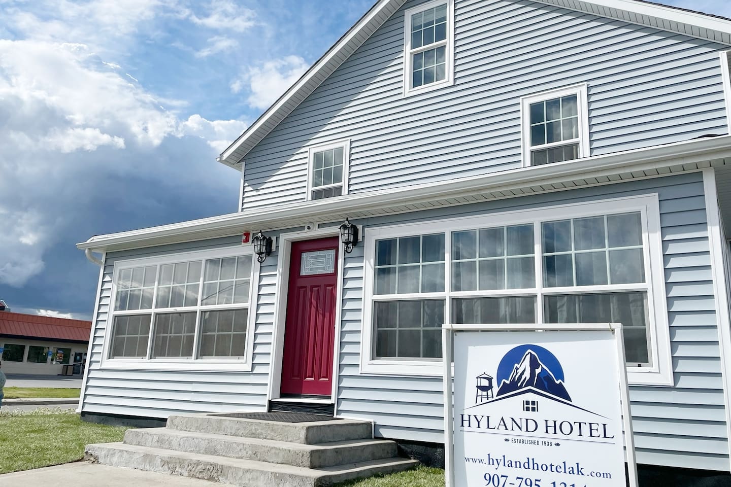 Hyland Hotel front side