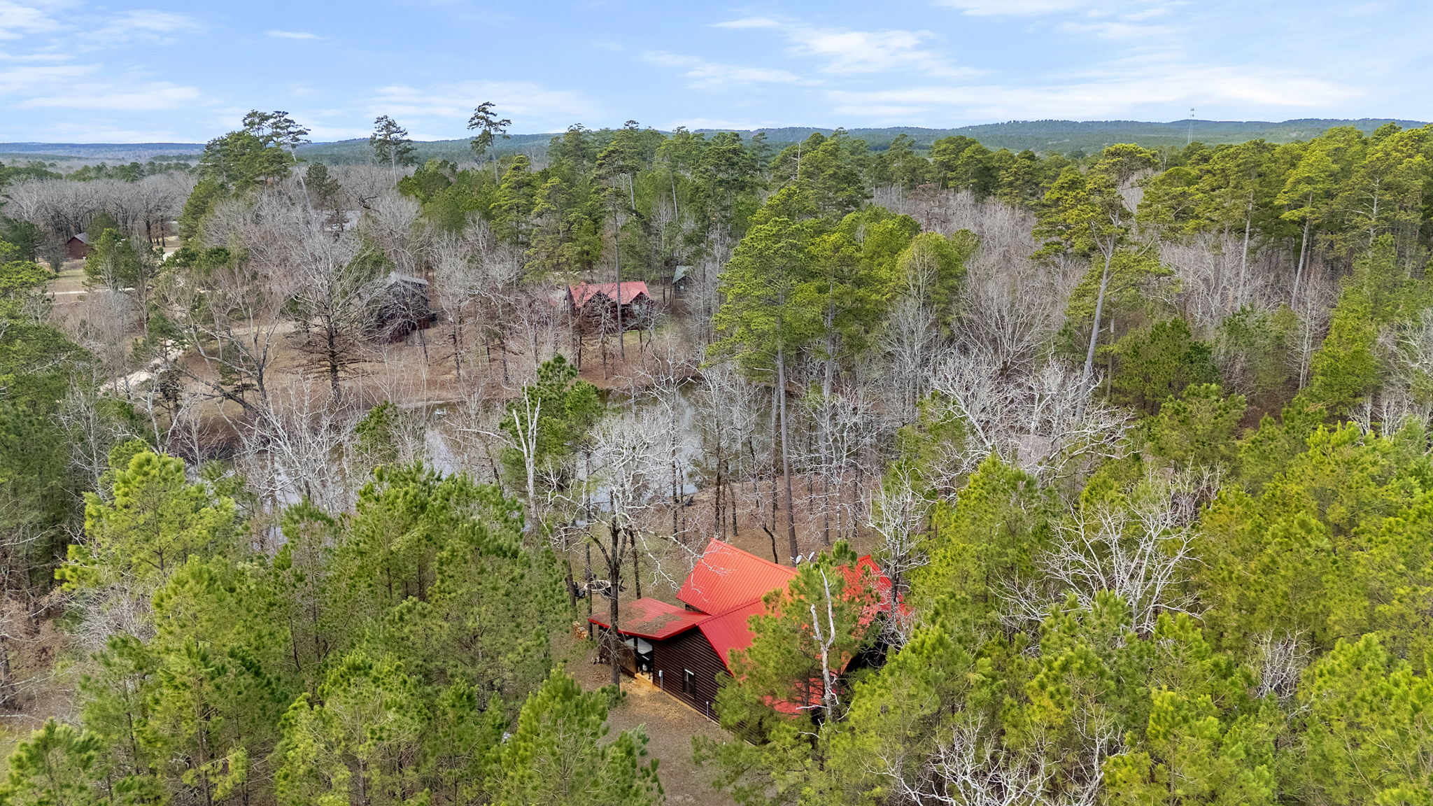 Exterior Retreat:
A woodland haven that whispers “stay a little longer.” Rustic elegance meets nature’s majesty, perfect for unplugging without sacrificing comfort. 🌲