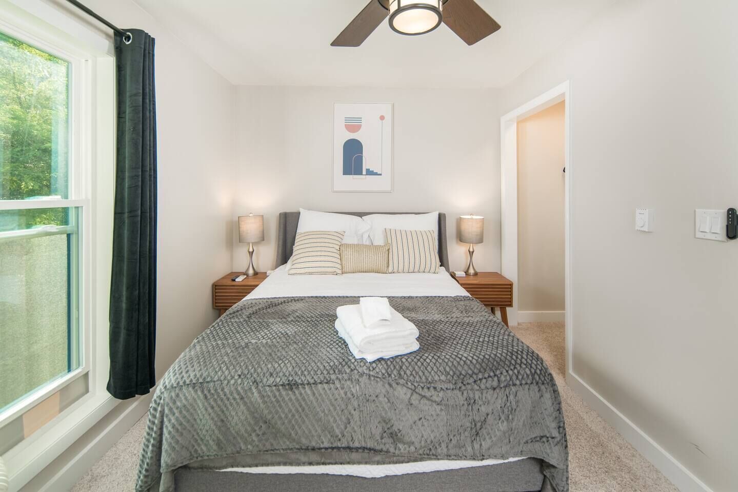 Unit 6: Bedroom #3 (Queen) Includes Roku TV (Hulu+, ESPN+, & Disney+)
