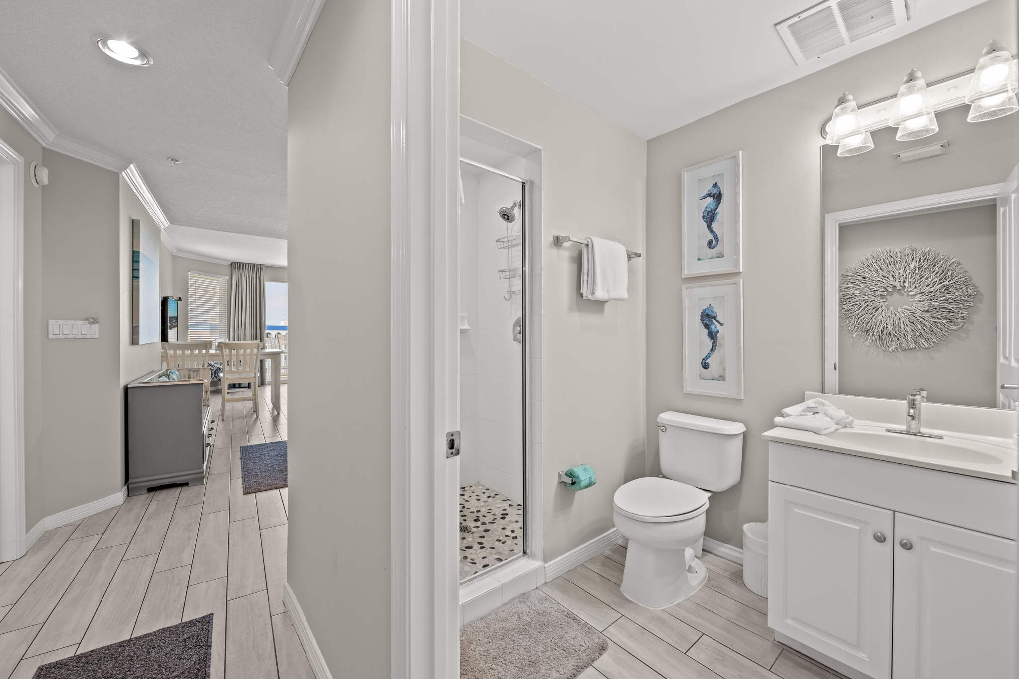 Bright full bath w/ clean finishes and plenty of space to refresh.