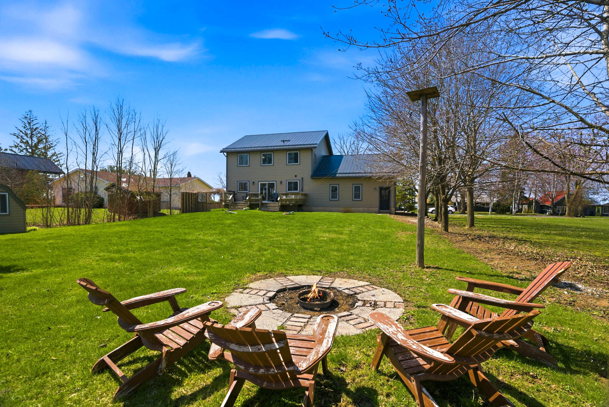 Beachglass Cottage - 5 Bedrooms, Large Yard - Ontario