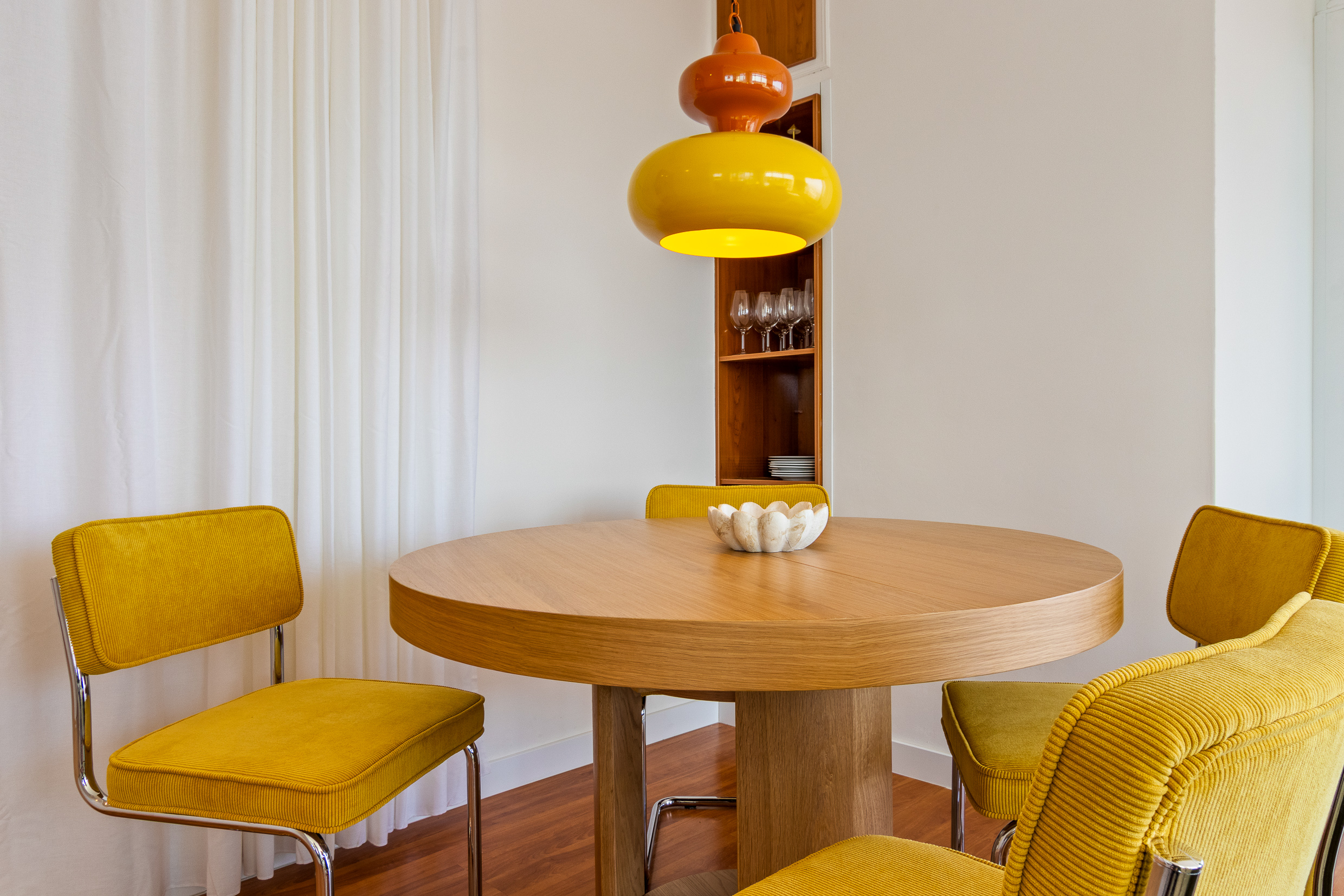 Dining area for relaxed breakfasts, meals and longer stays.