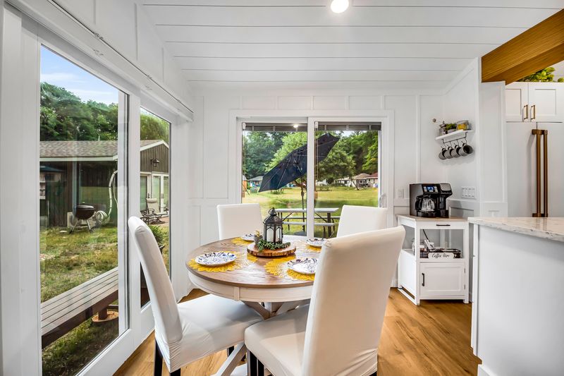 Sunrise cottage - The intimate dining nook seats four, providing a cheerful spot to enjoy meals while watching the winter landscape outside.
