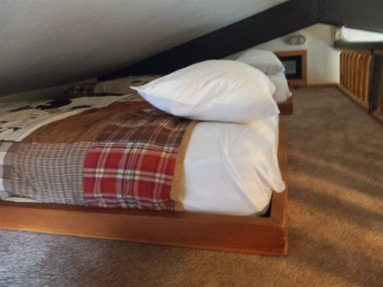 Loft area: 2 twin beds.