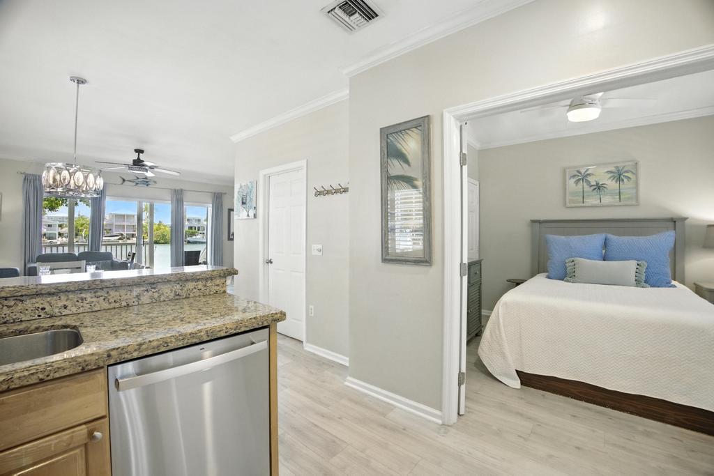 Downstairs Guestroom, Queen