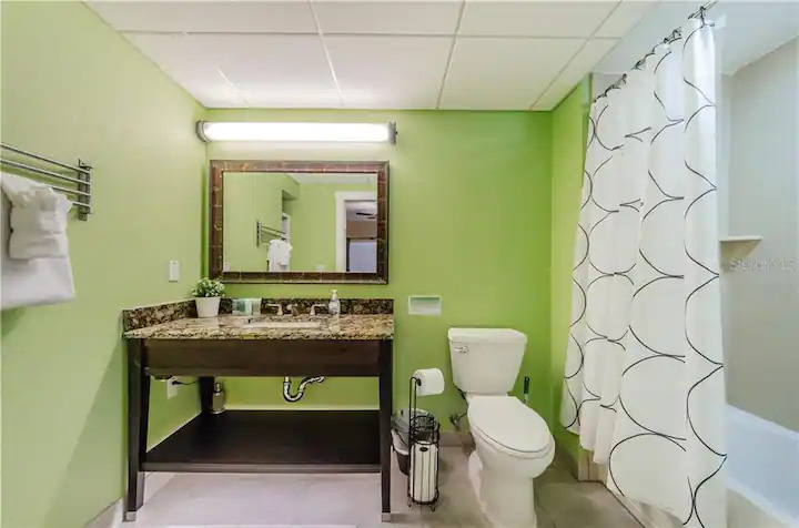 Guest bath with tub/shower combo
