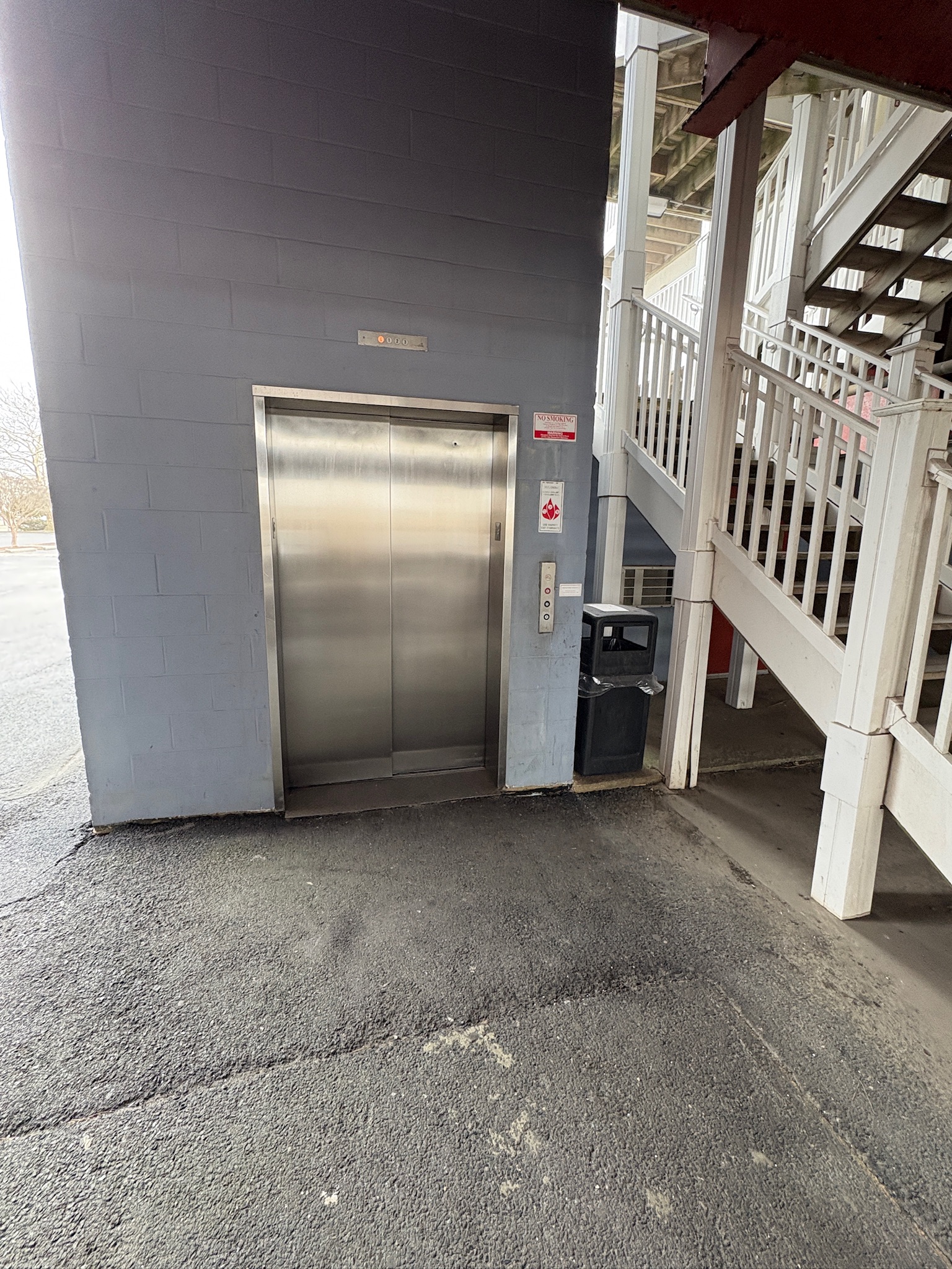 Elevator for easy move in  & out